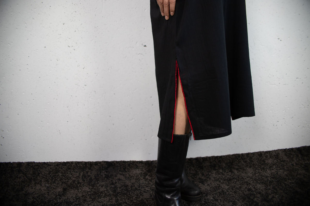 Sleeveless dress with black old kimono and red lintel