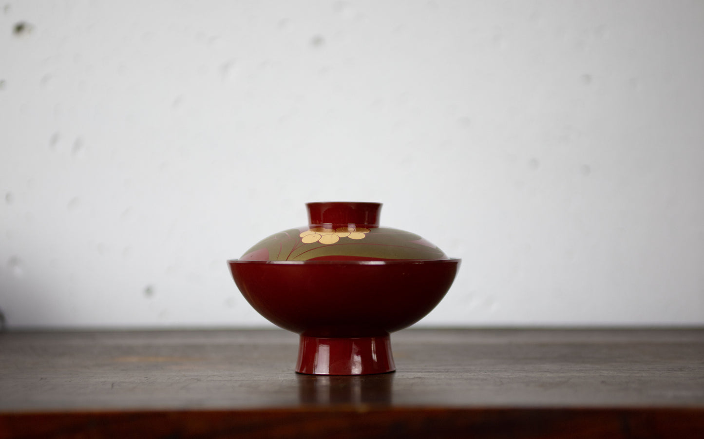 Lacquered bowl gold pattern
