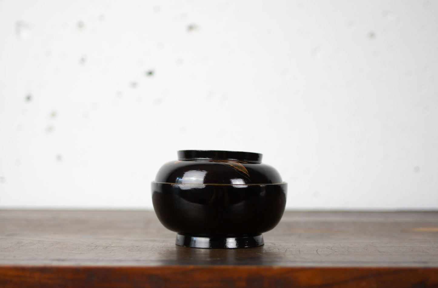 Lacquered bowl treasure trove pattern