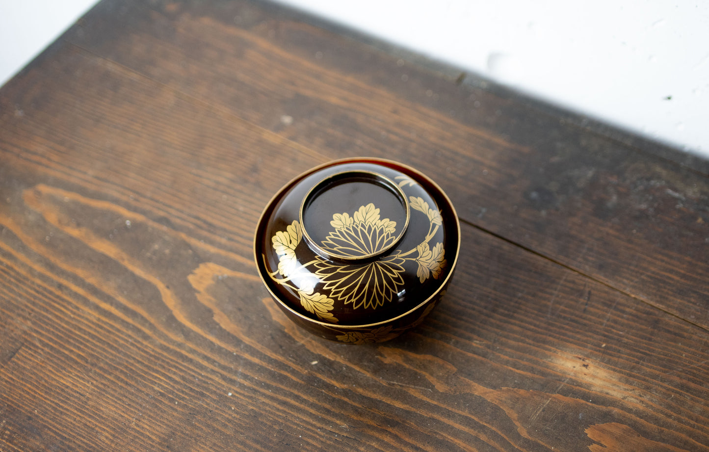 Lacquered bowl chrysanthemum pattern