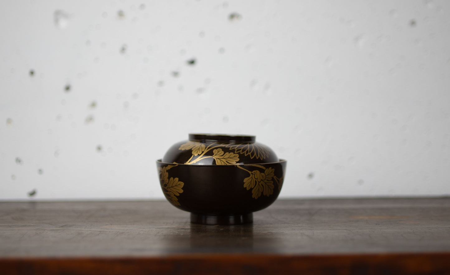 Lacquered bowl chrysanthemum pattern