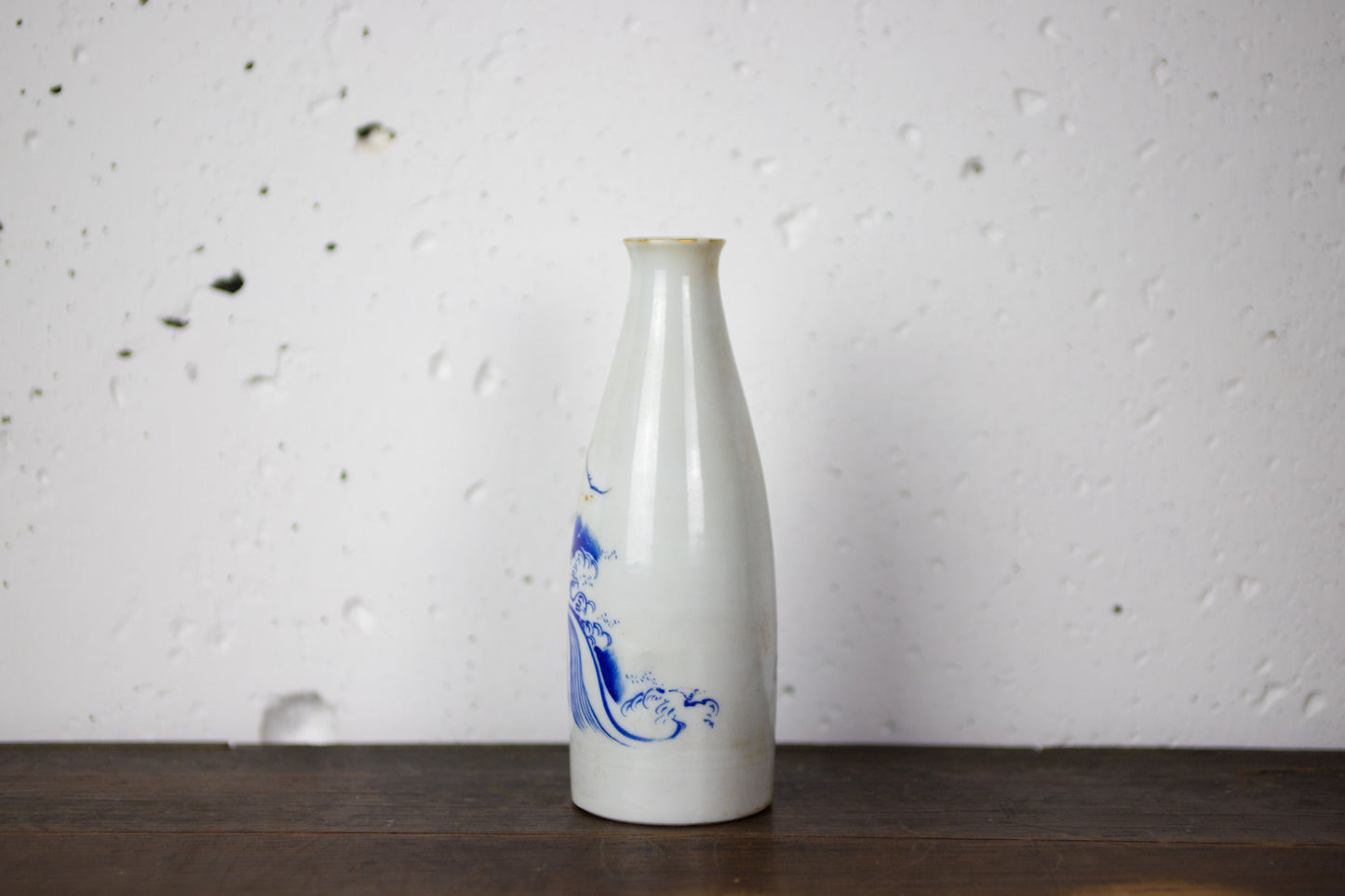 Sake bottle with a festive crane pattern.
