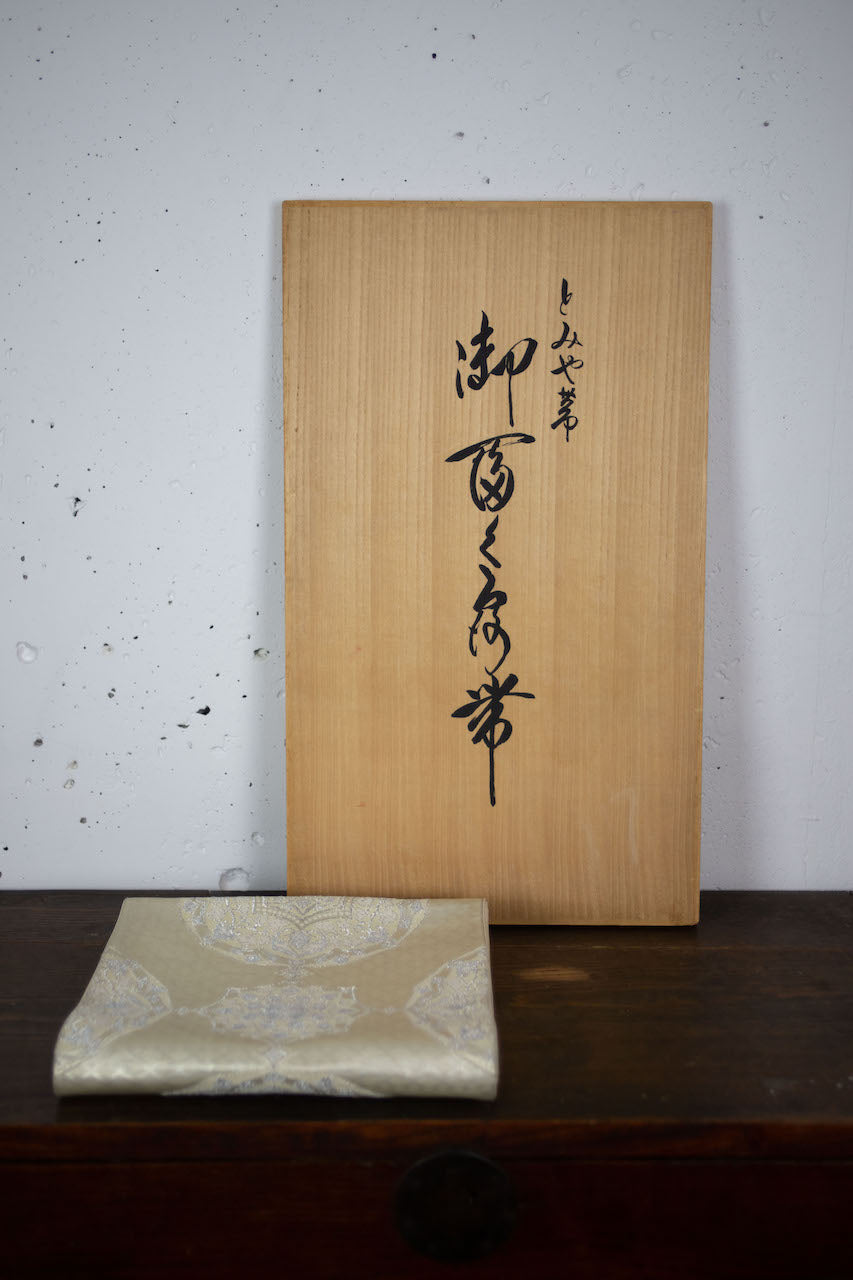 Precious obi with silver thread.