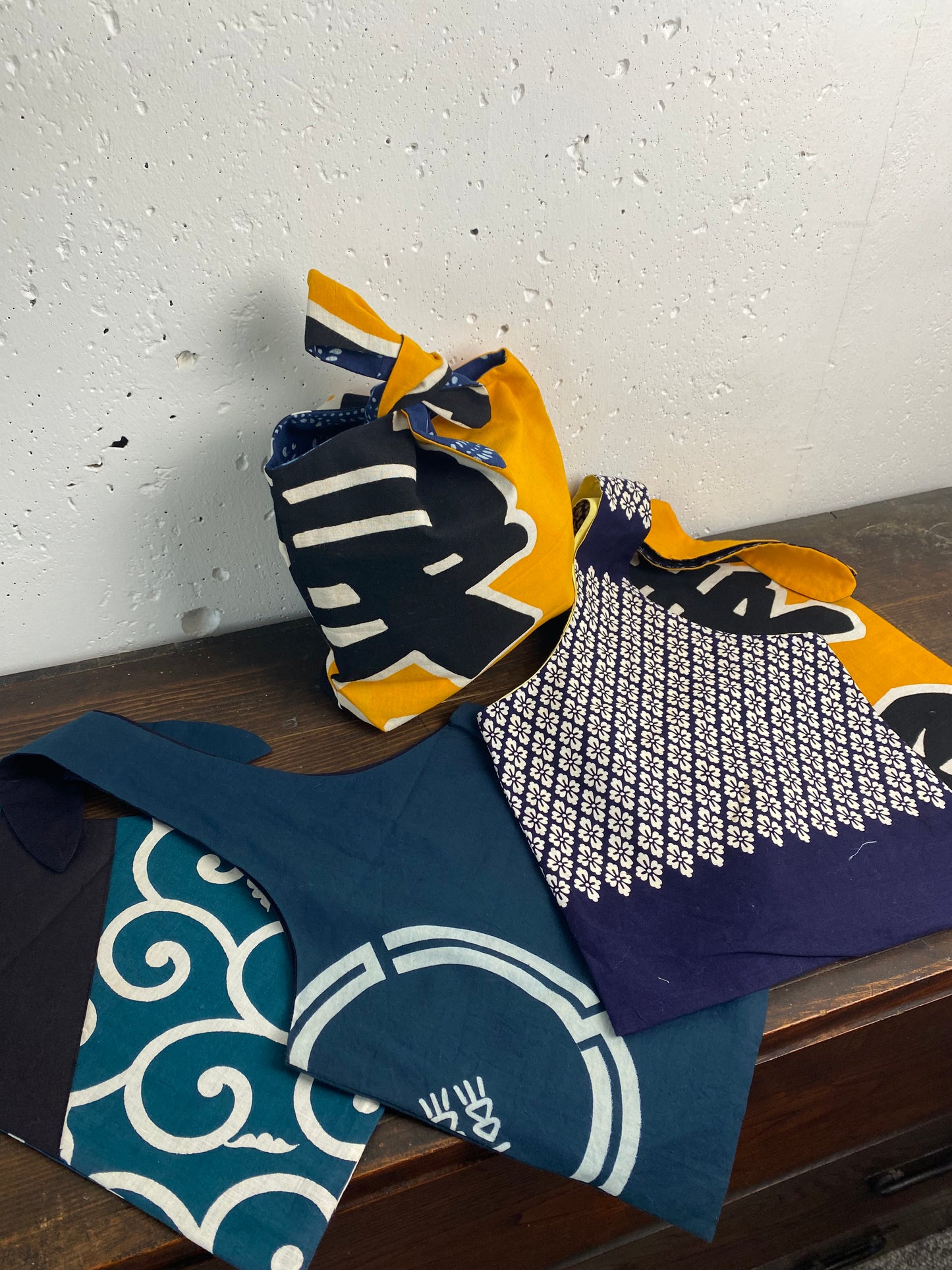 An idea bag that can also be used as a handbag by tying the top part using furoshiki cloth.
