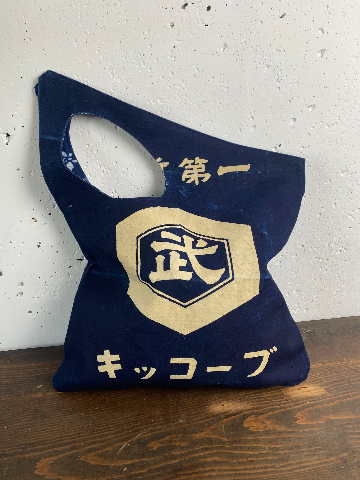 Handmade handbags made from unusually shaped Japanese retro-fronted cloth./武
