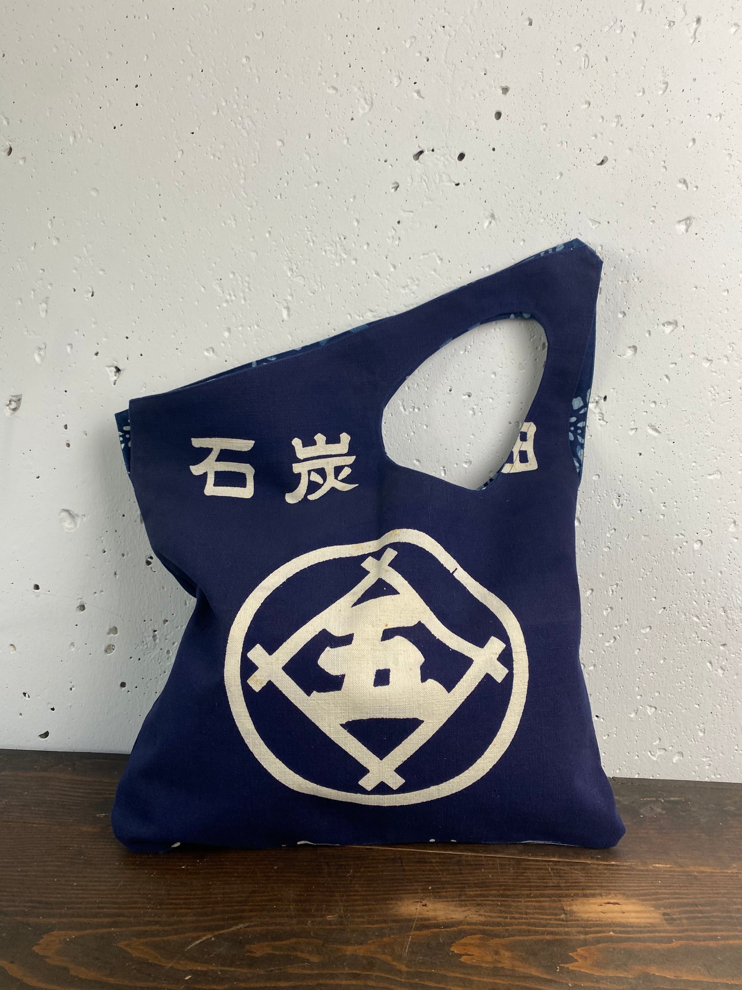 Handmade handbags made from unusually shaped Japanese retro-fronted cloth./武