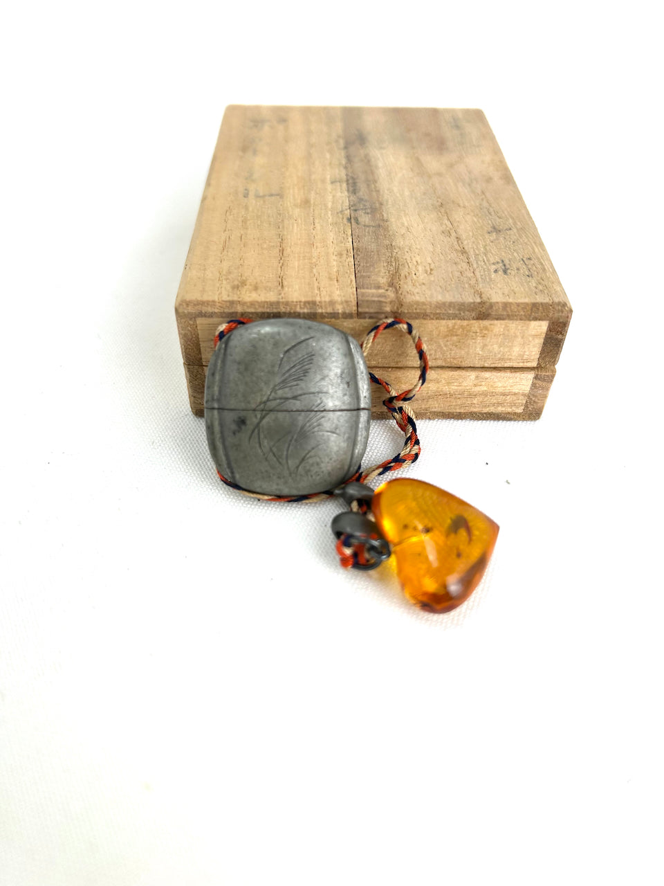 Rare Edo-Era Inrō & Amber Netsuke – Elegant Accessory of Japanese Princesses