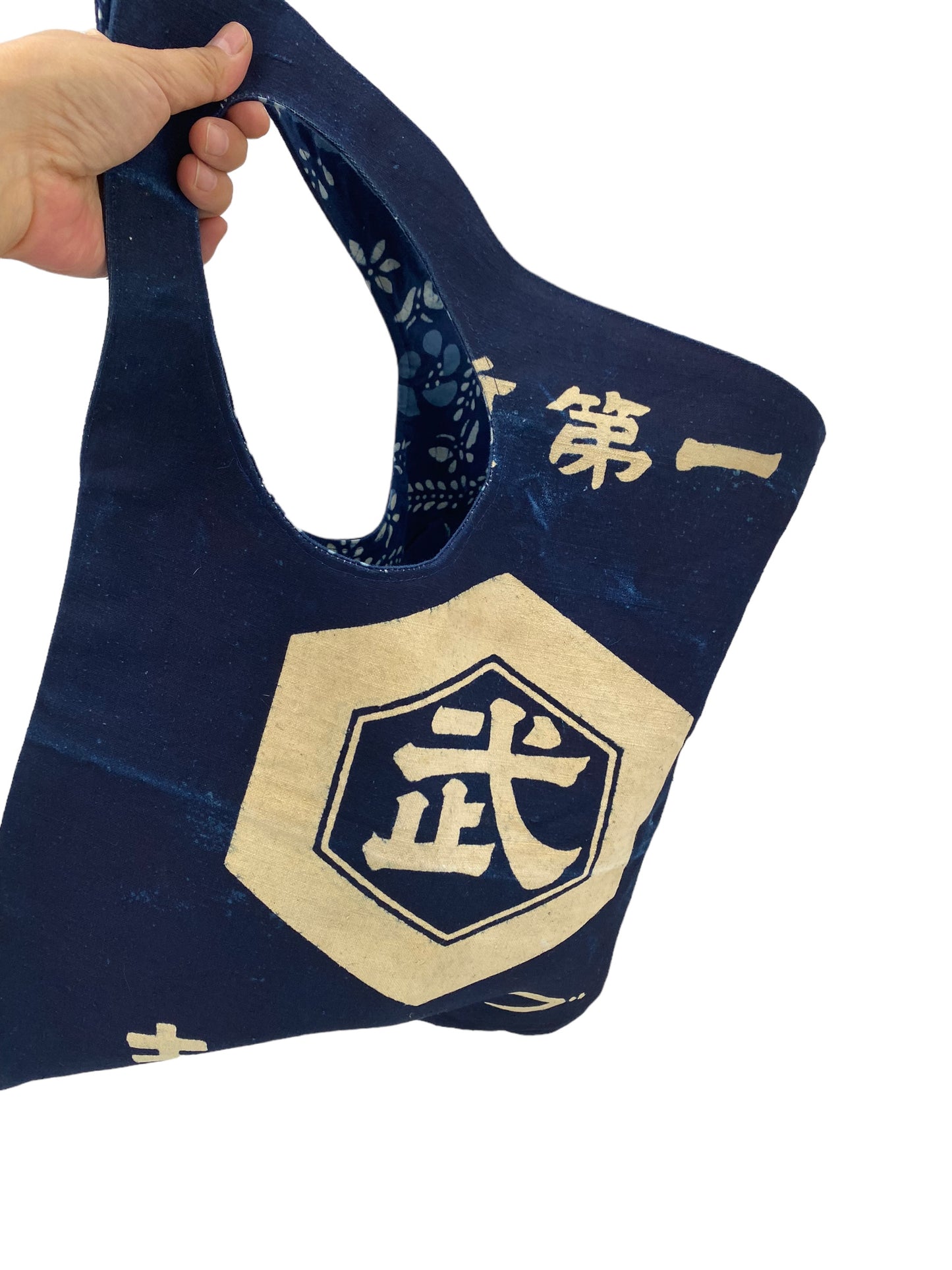 Handmade handbags made from unusually shaped Japanese retro-fronted cloth./武