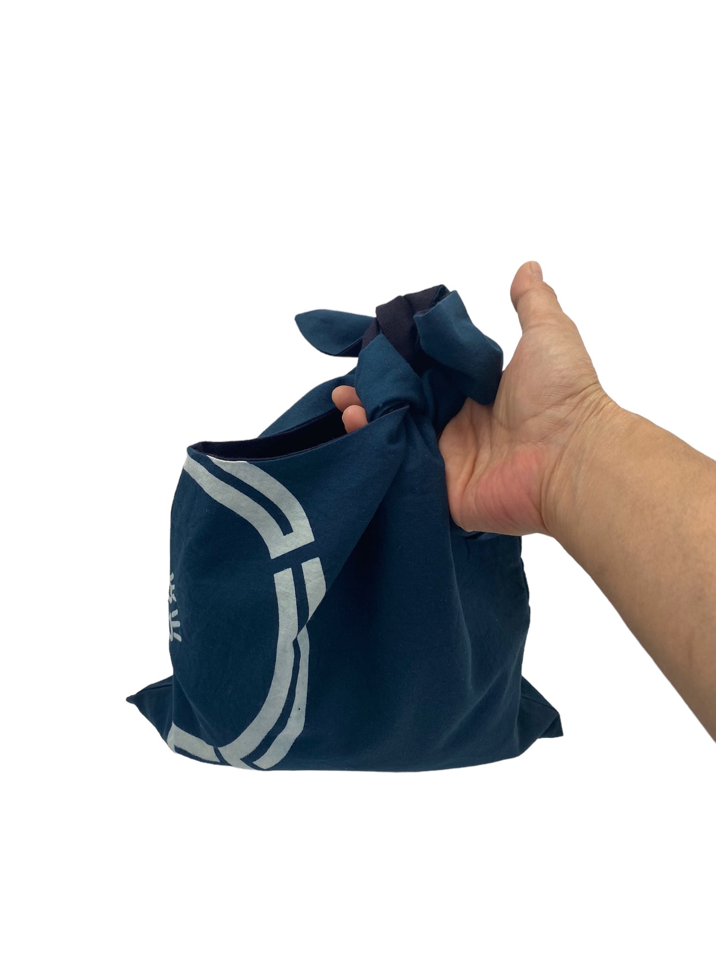 An idea bag that can also be used as a handbag by tying the top part using furoshiki cloth.