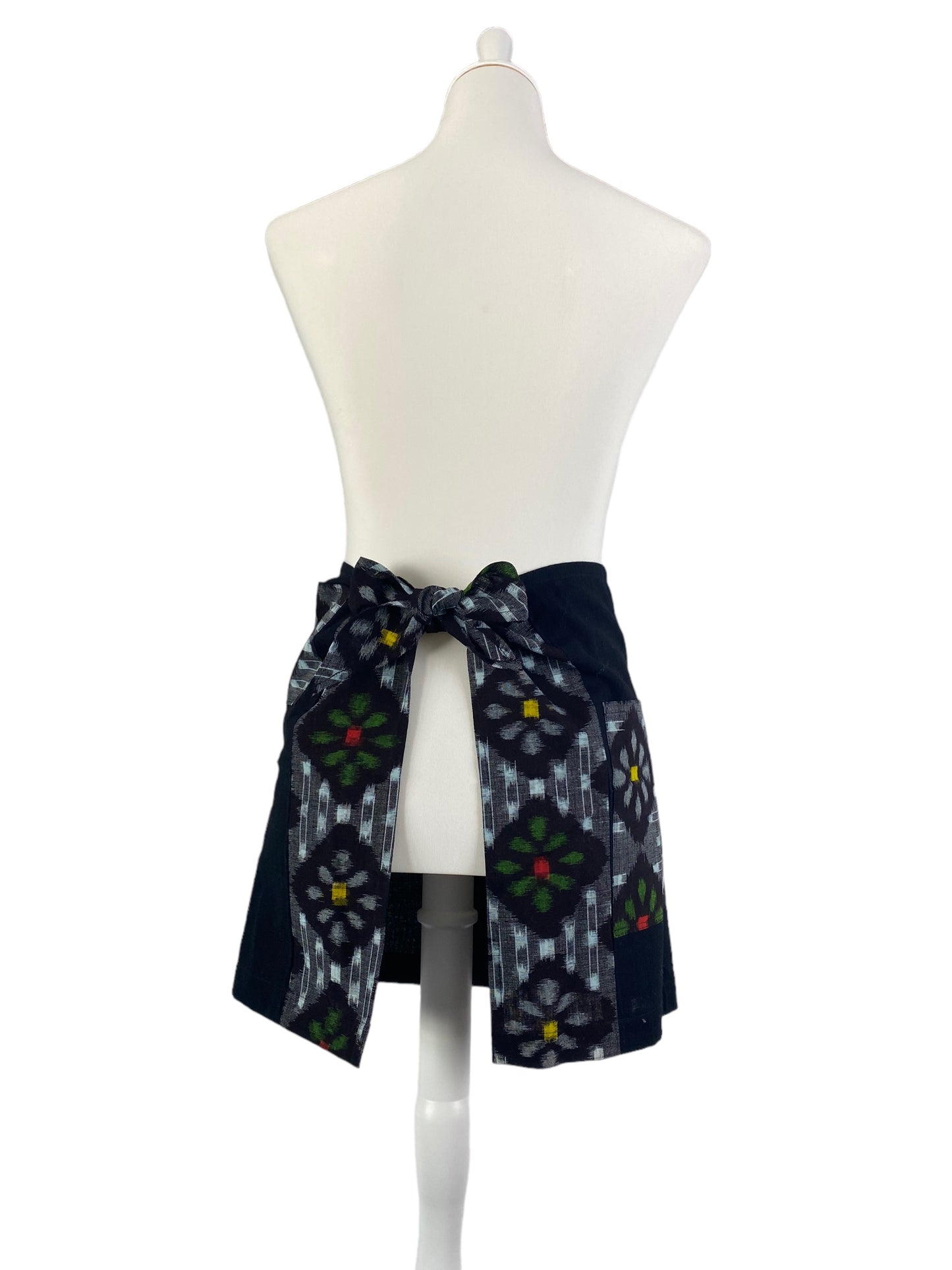 Japanese apron with four pockets.
