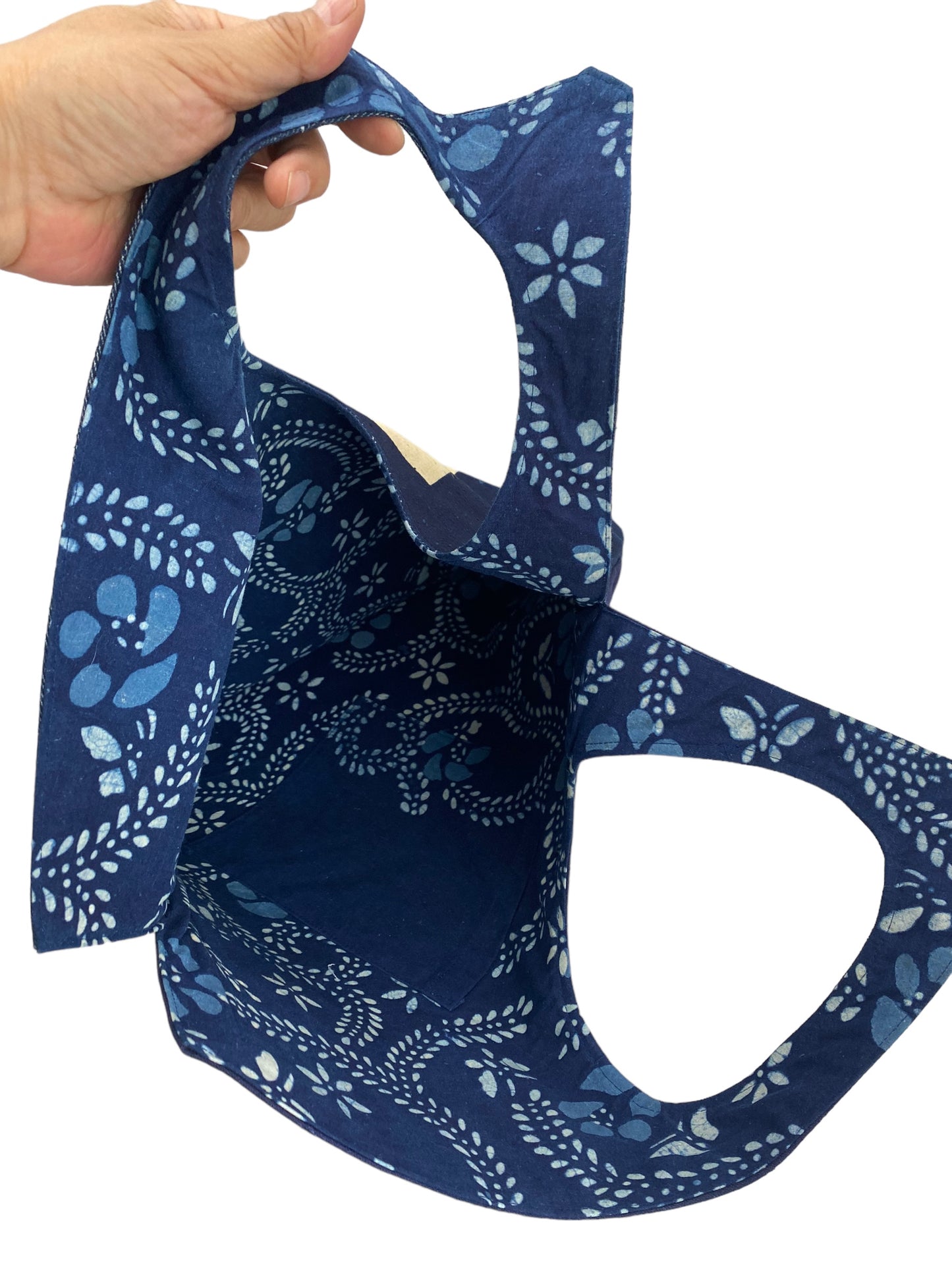 Handmade handbags made from unusually shaped Japanese retro-fronted cloth./武