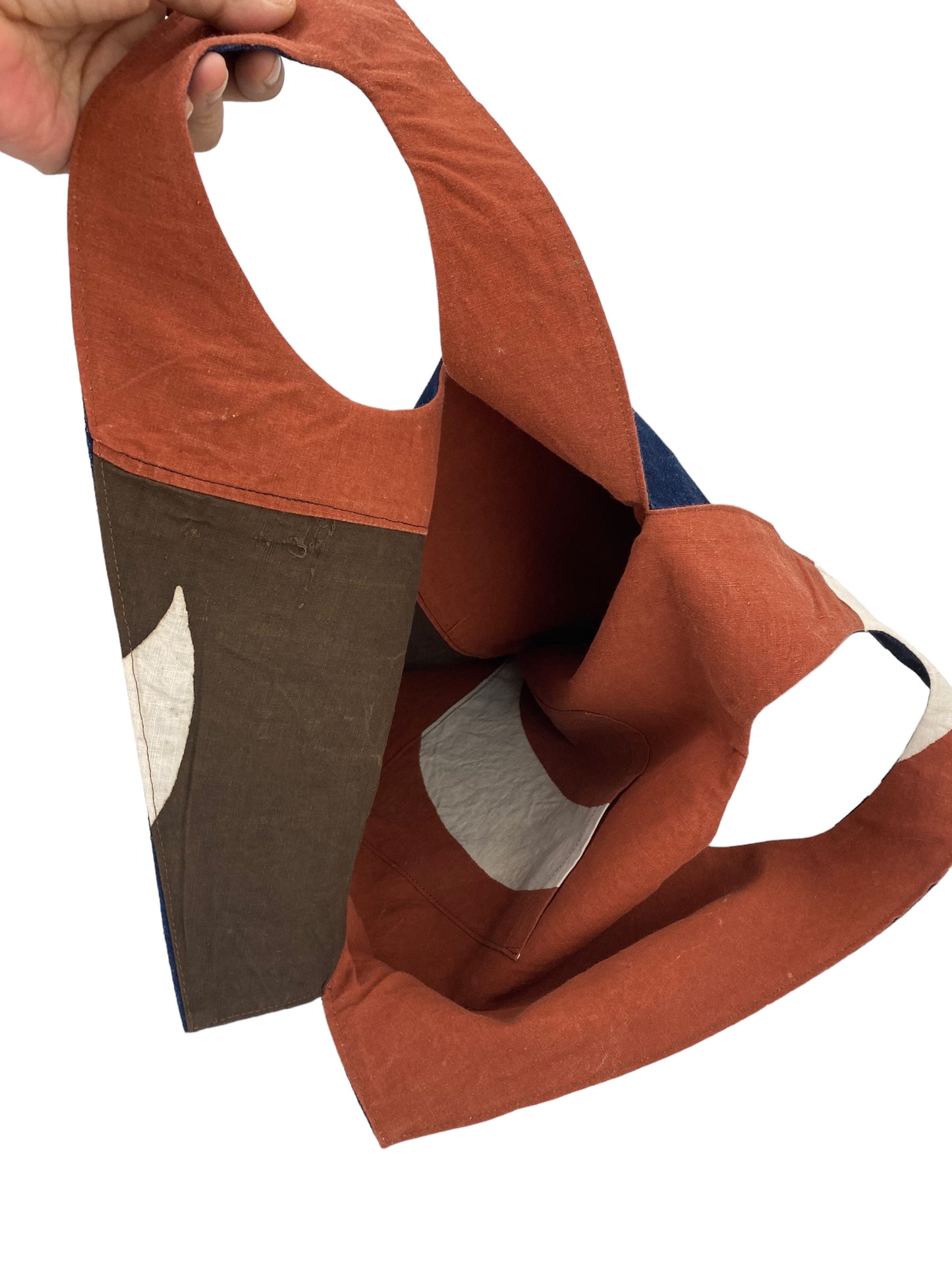 Handmade handbags made from unusually shaped Japanese retro-fronted cloth./ 正