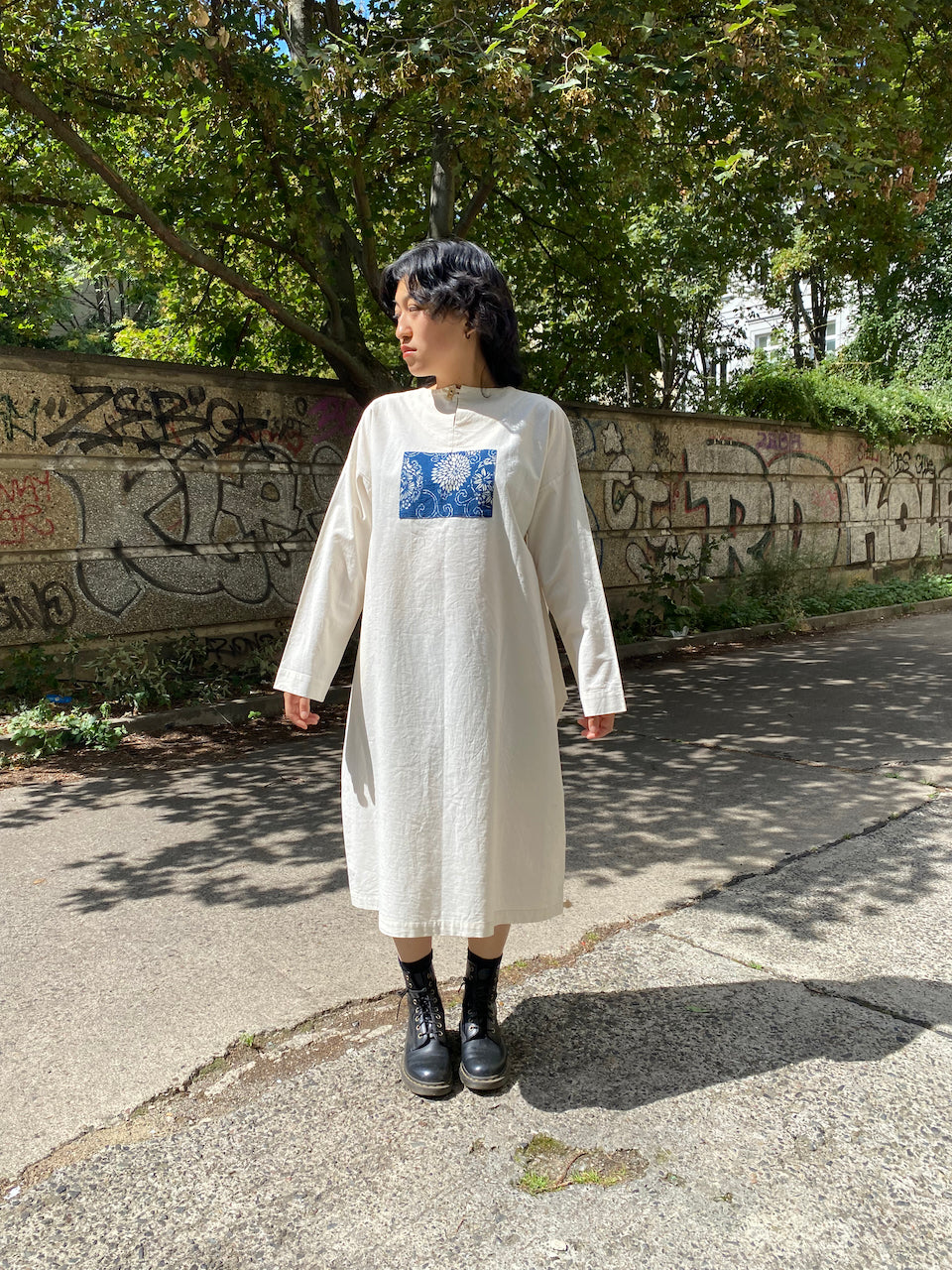 White cotton dress with indigo point