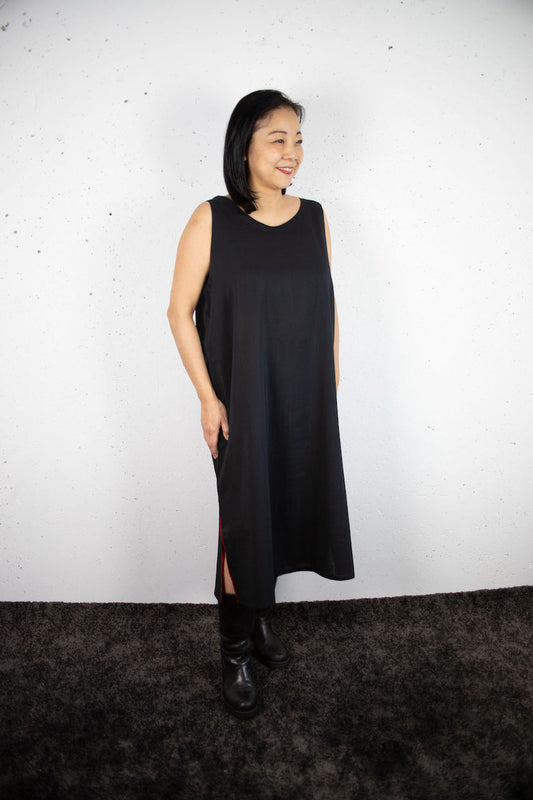Sleeveless dress with black old kimono and red lintel