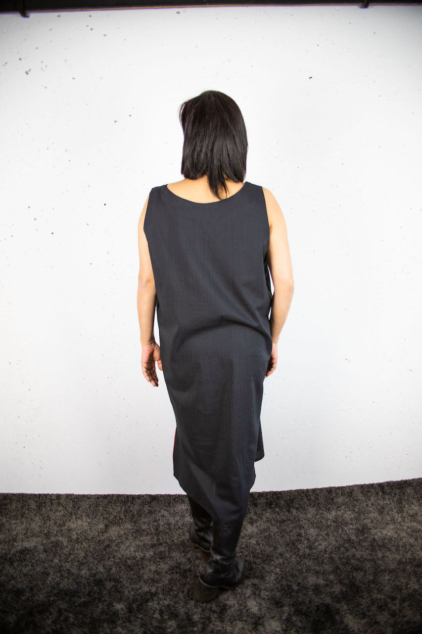 Sleeveless dress with black old kimono and red lintel