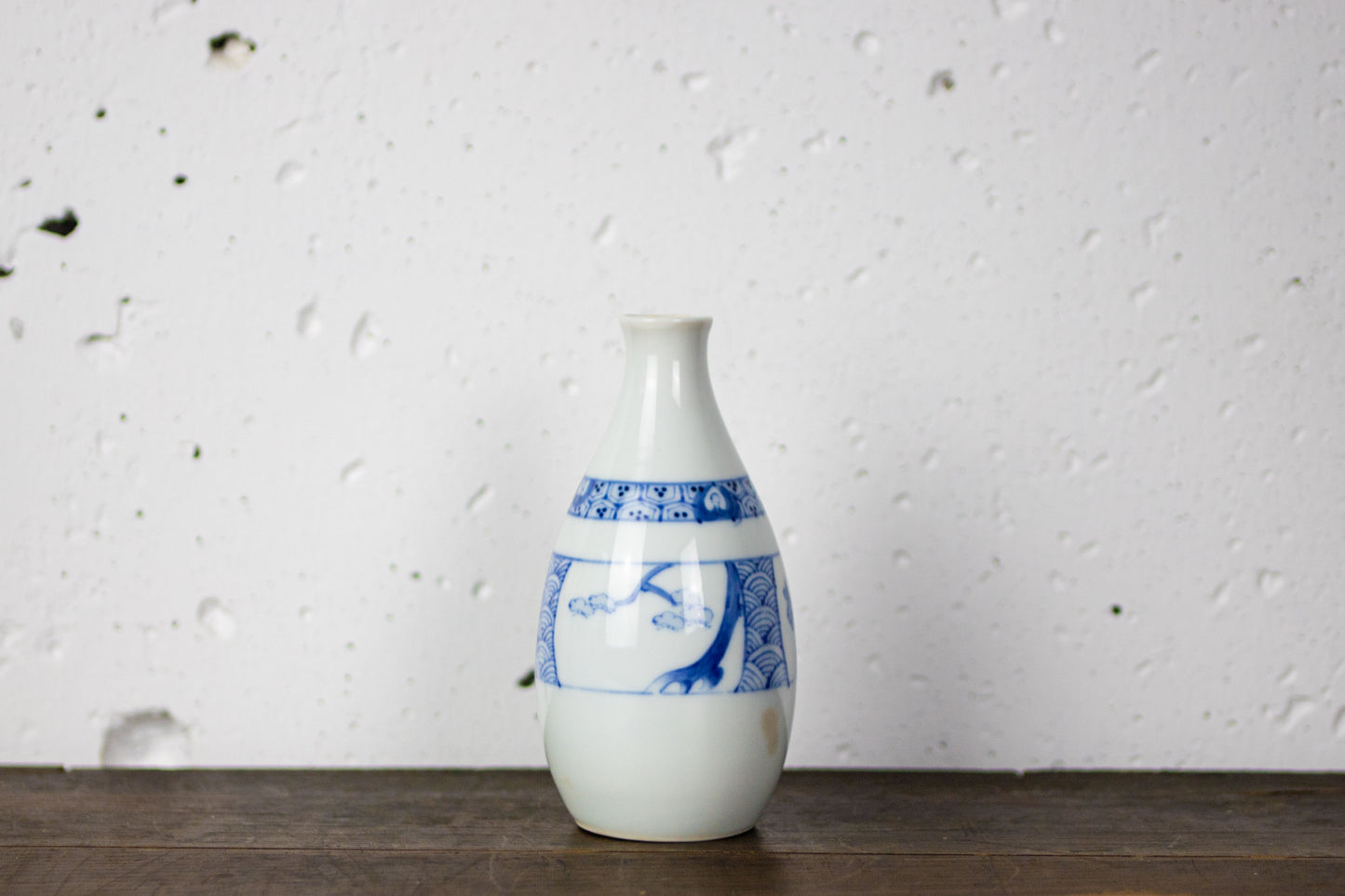Plum-patterned small sake bottle