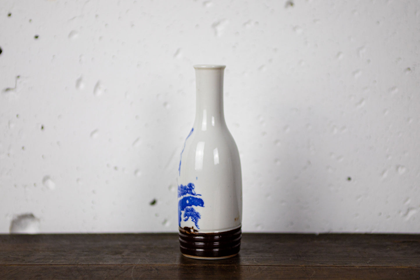 Small sake bottle with crane pattern.