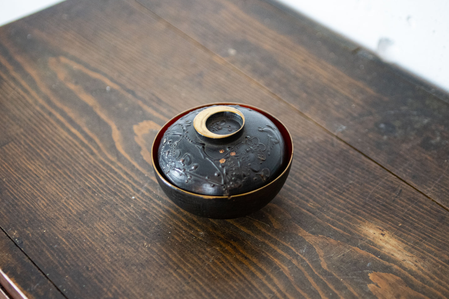 Special bowl with a lid with Mt. Fuji painted on it in Aizu lacquer ware.