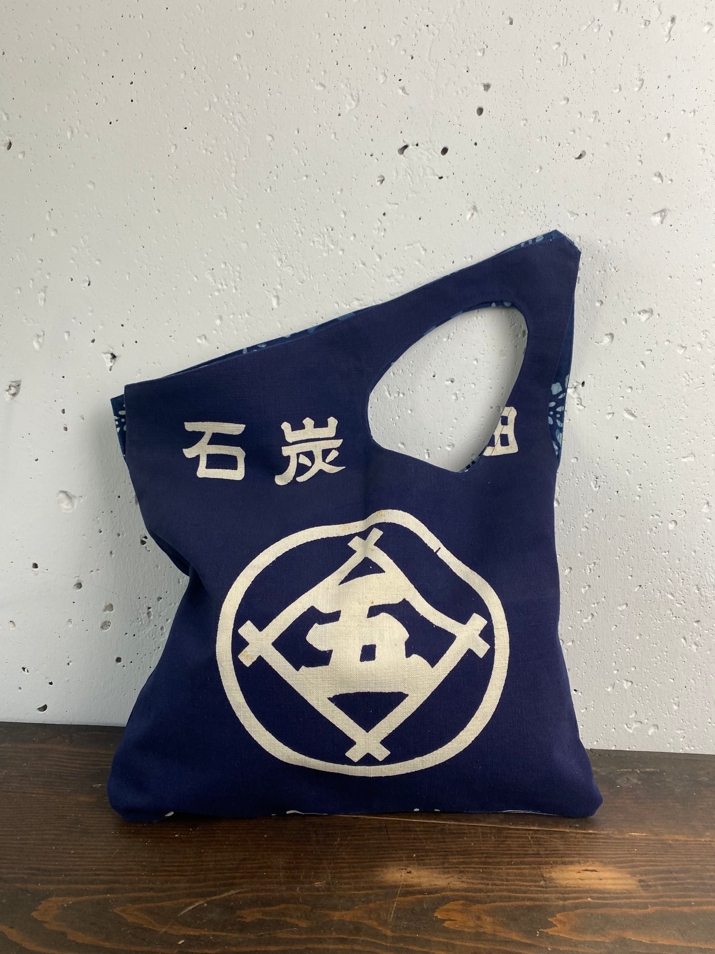 Handmade handbags made from unusually shaped Japanese  retro-fronted cloth./武