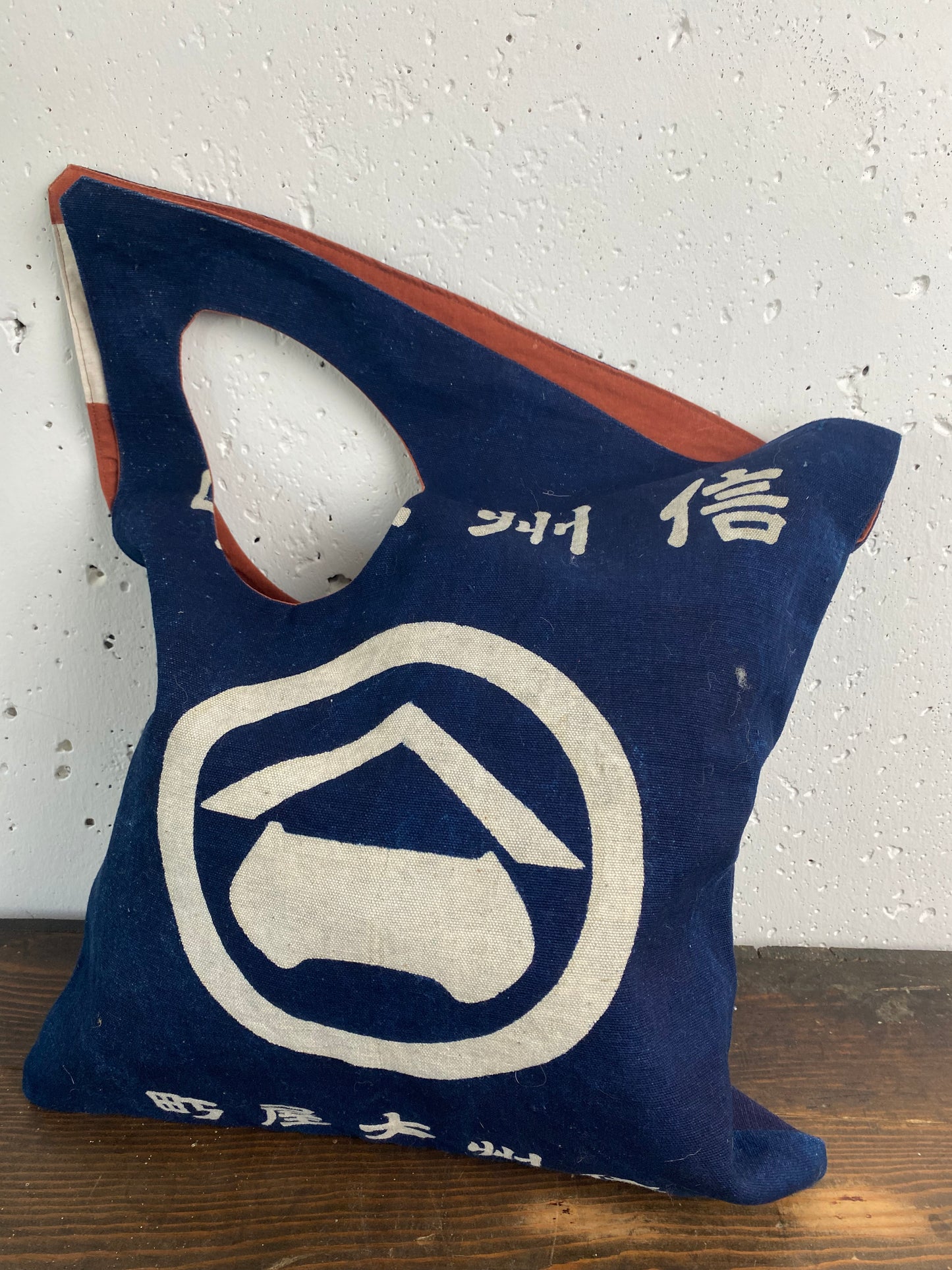 Handmade handbags made from unusually shaped Japanese  retro-fronted cloth./ 正