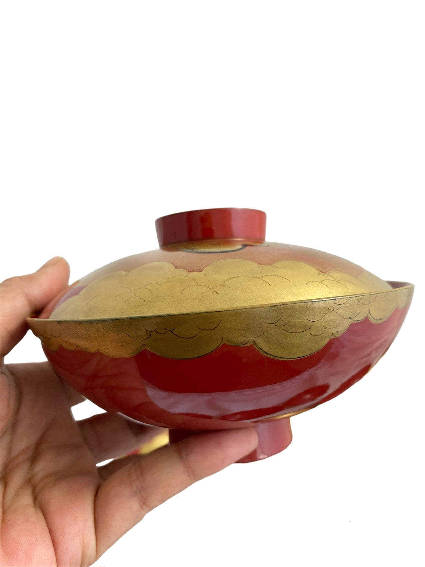 Lacquered bowl with gold crane pattern