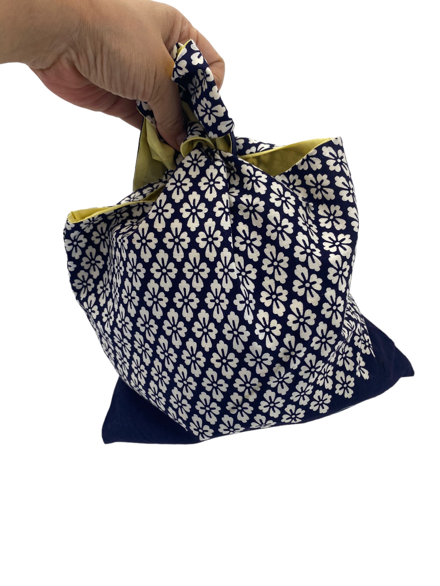 An idea bag that can also be used as a handbag by tying the top part using furoshiki cloth.