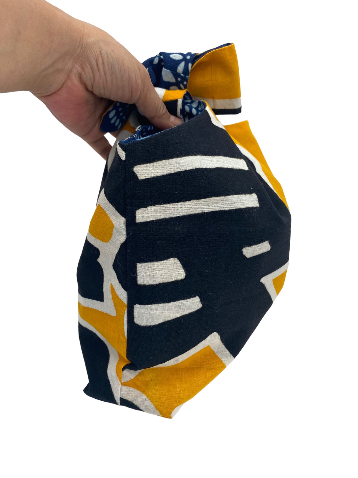 An idea bag with a bottom that becomes a handbag when the top made of flags is tied.