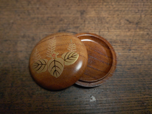Kōgō Ire  /  Wooden incense box with family crest